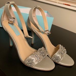 Betsy Johnson blue bottom heel